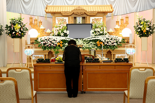 葬儀に参列する人